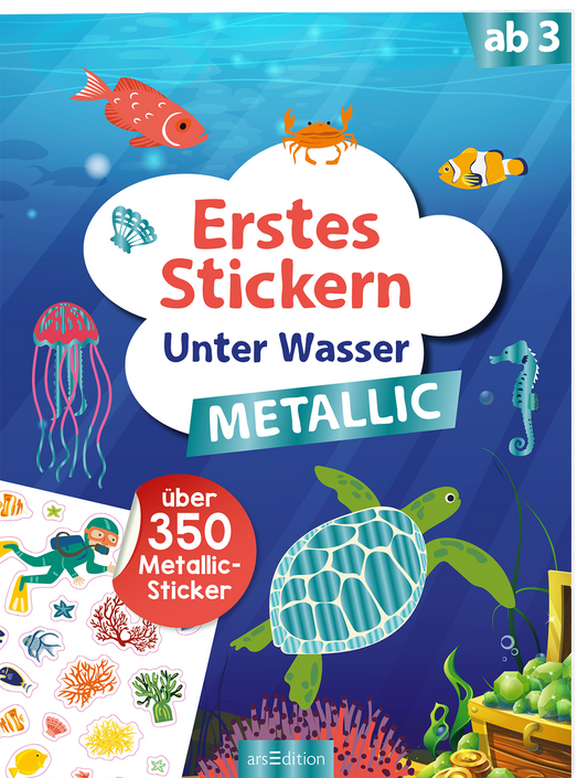 Das Buchcover zeigt eine bunte Unterwasserwelt mit verschiedenen Fischen, einer Schildkröte und Quallen, die in lebendigen Farben gestaltet sind. Im Vordergrund befindet sich eine Wolke mit dem Titel „Erstes Stickern Unter Wasser“ in verspielter Typografie, wobei „Metallic“ in einem auffälligen grünen Banner hervorgehoben ist. Ein rotes Rundetikett mit dem Text „über 350 Metallic-Sticker“ ist ebenfalls sichtbar. Ganz unten mittig steht der Logoschriftzug von arsEdition.
