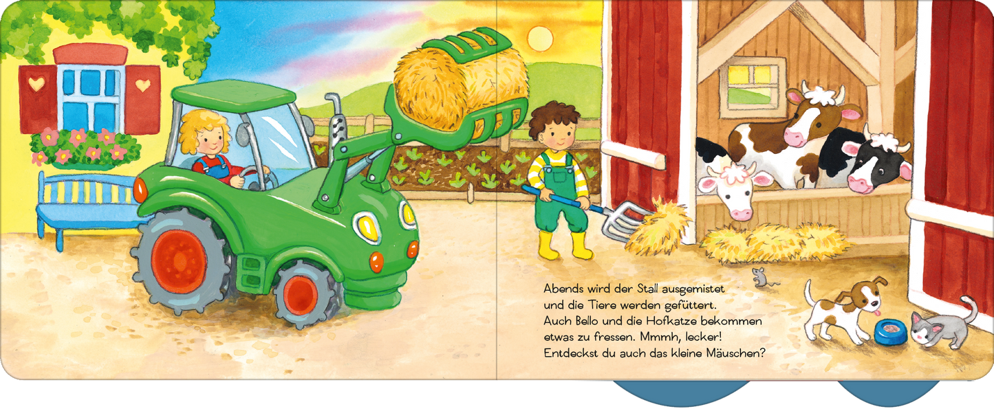 Gezeigt wird eine Innen- oder Zusatzansicht von „Tuck, tuck, kleiner Traktor!“. Die Illustration zeigt einen grünen Traktor, der Heu auflädt, während ein Junge in blauer Arbeitskleidung und ein Mädchen mit blonden Zöpfen im Vordergrund agieren. Im Hintergrund sieht man einen roten Stall mit Kühen, die aus einer geöffneten Tür schauen. Bunt gestaltete Blumen und Bäume runden die freundliche, ländliche Szenerie ab. Die typografische Gestaltung ist kinderfreundlich und klar lesbar.