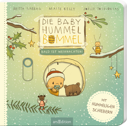 Das Buchcover zeigt eine winterliche Szene in sanften Pastelltönen, dominiert von einem hellen Mintgrün. In der Mitte steht der Titel „DIE BABY HUMMEL BOMMEL“ in verspielter, handschriftlicher Typografie, darunter der Zusatz „Bald ist Weihnachten!“ in kleinerer Schrift. Illustrationen von der Baby Hummel mit einer Weihnachtsmütze und einem Bären sind zu sehen, umgeben von Zweigen und Sternen. Ein Hinweis auf „MIT HUMMELIGEN SCHIEBERN“ rundet das Design ab. Ganz unten mittig...