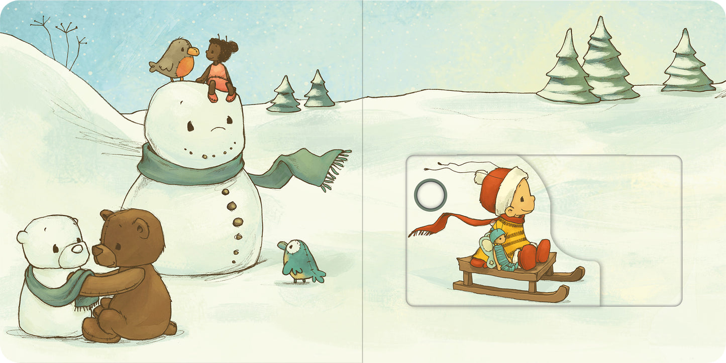 Gezeigt wird eine Innenansicht von „Die Baby Hummel Bommel – Bald ist Weihnachten“. Die Illustration zeigt eine verschneite Winterlandschaft mit einem großen Schneemann, der einen grünen Schal trägt. Neben ihm sitzen ein weißer und ein brauner Bär, die freundlich miteinander interagieren. Auf einem Schlitten sitzt die Baby Hummel in rot-gelber Kleidung und einer Mütze, umgeben von Nadelbäumen und tierischen Freunden, die in sanften Pastellfarben dargestellt sind.