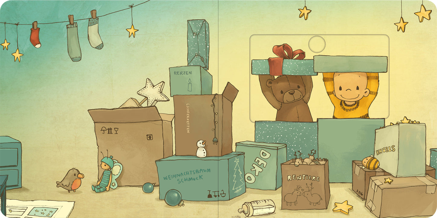 Gezeigt wird eine Innenansicht von „Die Baby Hummel Bommel – Bald ist Weihnachten“. Die Illustration zeigt eine fröhliche, festliche Szene mit einem Jungen und einem Teddybär, die aus einem großen, blauen Geschenk schauen. Um sie herum sind bunte Geschenkkartons in verschiedenen Formen und Größen gestapelt, ergänzt durch Weihnachtsdekoration wie Sterne und Socken. Die sanften Farben in Pastelltönen schaffen eine warme, einladende Atmosphäre. Die Schrift ist verspielt und...