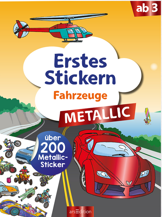 Das Cover zeigt einen bunten, spielerischen Hintergrund mit einer Küstenstraße. Oben fliegt ein roter Hubschrauber. In einer Wolke steht der Titel „Erstes Stickern“ in blauer Schrift, darunter „Fahrzeuge“ in orange. Ein rotes Banner mit dem Wort „METALLIC“ hebt sich auf der rechten Seite ab. In einem blauen Kreis ist der Text „über 200 Metallic-Sticker“ platziert. Die Atmosphäre ist lebhaft und einladend für Kinder ab 3 Jahren. Ganz unten mittig steht der Logoschriftzug von...