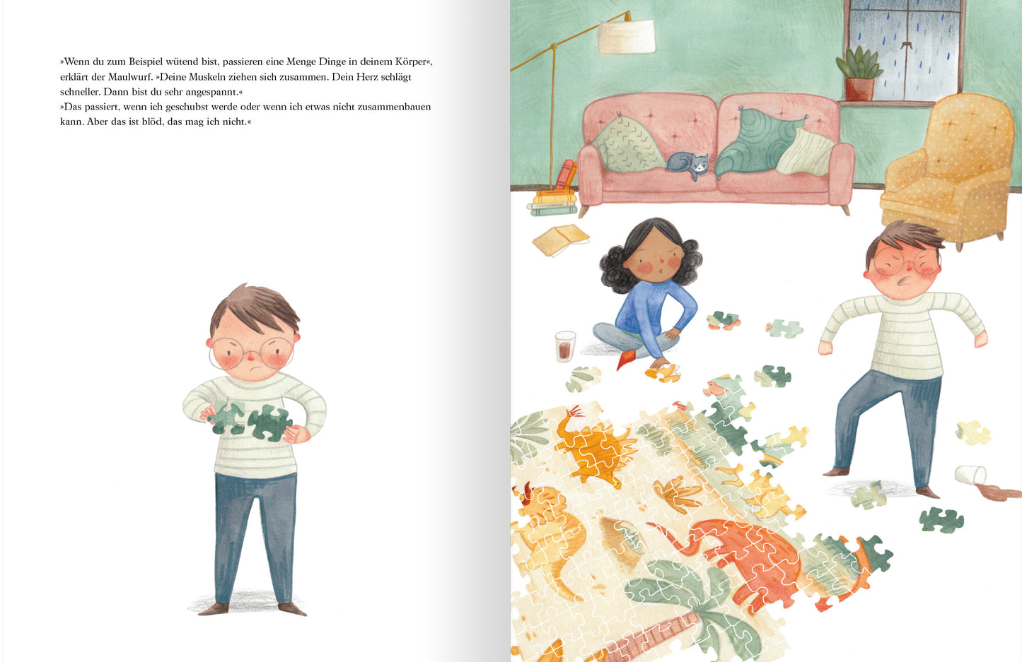 Gezeigt wird eine Innenansicht von „Das alles sind Gefühle“. Auf der linken Seite steht ein Junge, der in seinen Händen zwei Puzzleteile hält und diese verärgert betrachtet. Auf der rechten Seite wird der wütende Junge in einer Szene im Wohnzimmer mit einem auf dem Boden sitzenden Mädchen gezeigt. Beide sind umgeben von bunten Puzzlestücken und einem teils zusammengefügten Puzzle, das sanfte Farben wie Pastellgrün und Rosé aufweist. Im Hintergrund stehen ein Sofa und ein Sessel,...