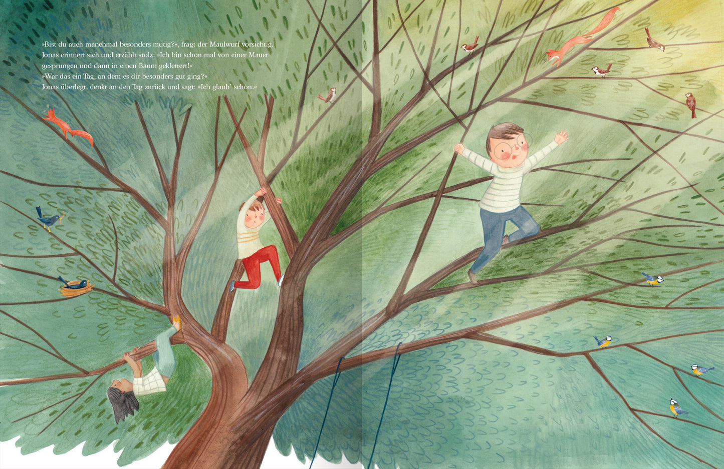 Gezeigt wird eine Innenansicht von „Das alles sind Gefühle“. Auf der Doppelseite sind drei Kinder in einem großen Baum zu sehen, die fröhlich spielen und klettern. Der Baum hat einen dicken, braunen Stamm und zahlreiche grüne Blätter, die die gesamte Doppelseite füllen. Die Kinder tragen unterschiedlich gefärbte Kleidung, darunter ein gestreiftes Oberteil und rote Hosen. Vögel und Eichhörnchen sind auf den Ästen zu erkennen. Die sanfte, harmonische Farbgebung vermittelt eine...