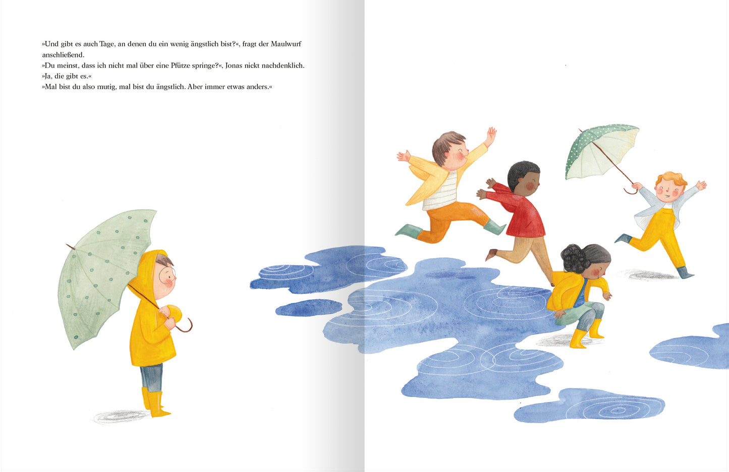 Gezeigt wird eine Innenansicht von „Das alles sind Gefühle“. Die Illustration zeigt vier fröhliche Kinder in bunten Regenjacken, die über Wasserpfützen springen. Auf der linken Seite steht ein Junge mit einem Regenschirm und beobachtet die spielenden Kinder. Das Bild ist hell und lebhaft, mit kräftigen Farben wie Gelb, Rot und Blau. Der Hintergrund ist weiß, was die abgebildete Szene hervorhebt.