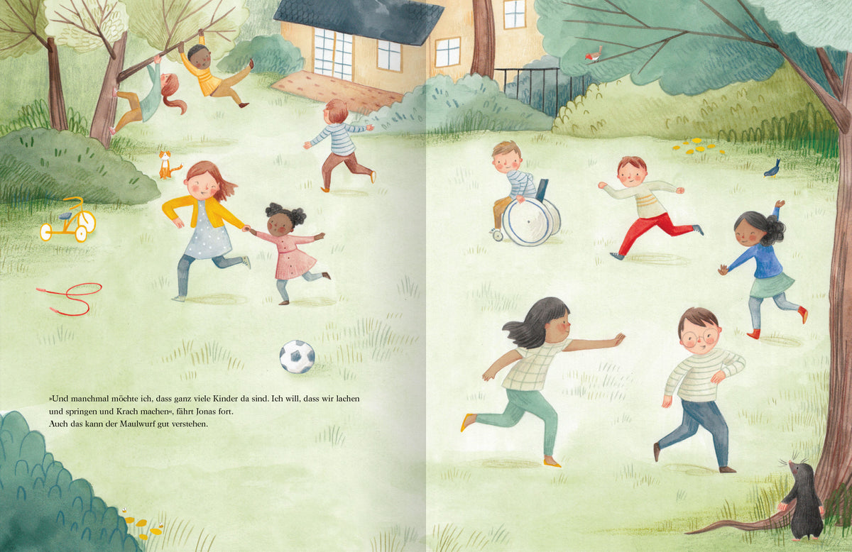 Gezeigt wird eine Innenansicht von „Das alles sind Gefühle“. Auf der Doppelseite sind zehn Kinder in einem grünen Garten zu sehen, die fröhlich miteinander spielen. Die Farben sind sanft und überwiegend in pastellfarbenen Tönen gehalten. Die Typografie des Textes ist klar und gut lesbar. Zu sehen sind auch spielerische Elemente wie ein Fußball und Spielzeug, die eine einladende Atmosphäre schaffen. In der rechten unteren Ecke ist ein Maulwurf zu sehen, der die Kinder beobachtet.