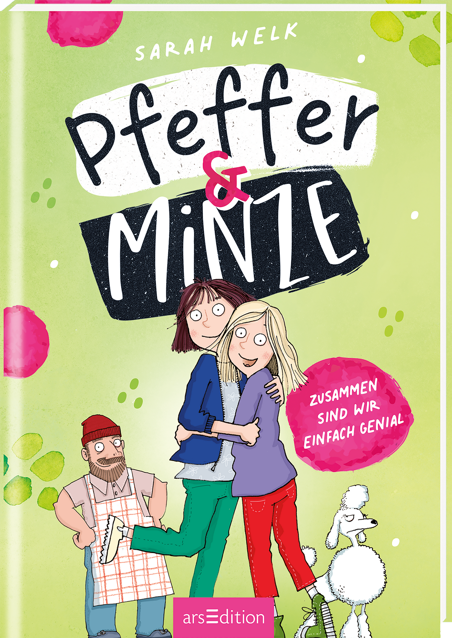 Auf dem Cover von „Pfeffer & Minze“ von Sarah Welk sind zwei fröhliche Mädchen zu sehen, die lachend nebeneinander stehen. Im Hintergrund ist ein Mann in einer roten Mütze und ein Hund zu erkennen. Die Schrift ist groß und verspielt, wobei „Pfeffer“ in Schwarz und „Minze“ in Weiß hervorgehoben ist. Darunter rechts prangt der Untertitel „ZUSAMMEN SIND WIR EINFACH GENIAL“. Ganz unten mittig steht der Logoschriftzug von arsEdition.