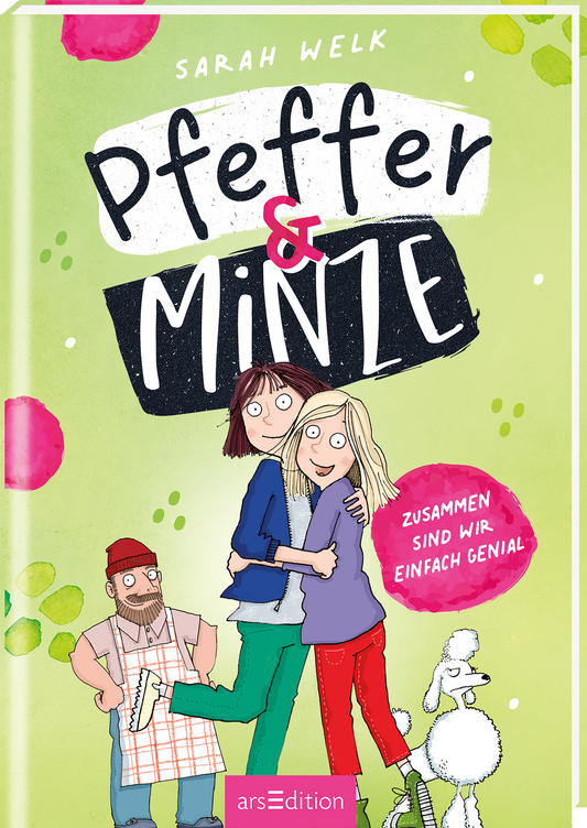 Auf dem Cover von „Pfeffer & Minze“ von Sarah Welk sind zwei fröhliche Mädchen zu sehen, die lachend nebeneinander stehen. Im Hintergrund ist ein Mann in einer roten Mütze und ein Hund zu erkennen. Die Schrift ist groß und verspielt, wobei „Pfeffer“ in Schwarz und „Minze“ in Weiß hervorgehoben ist. Darunter rechts prangt der Untertitel „ZUSAMMEN SIND WIR EINFACH GENIAL“. Ganz unten mittig steht der Logoschriftzug von arsEdition.