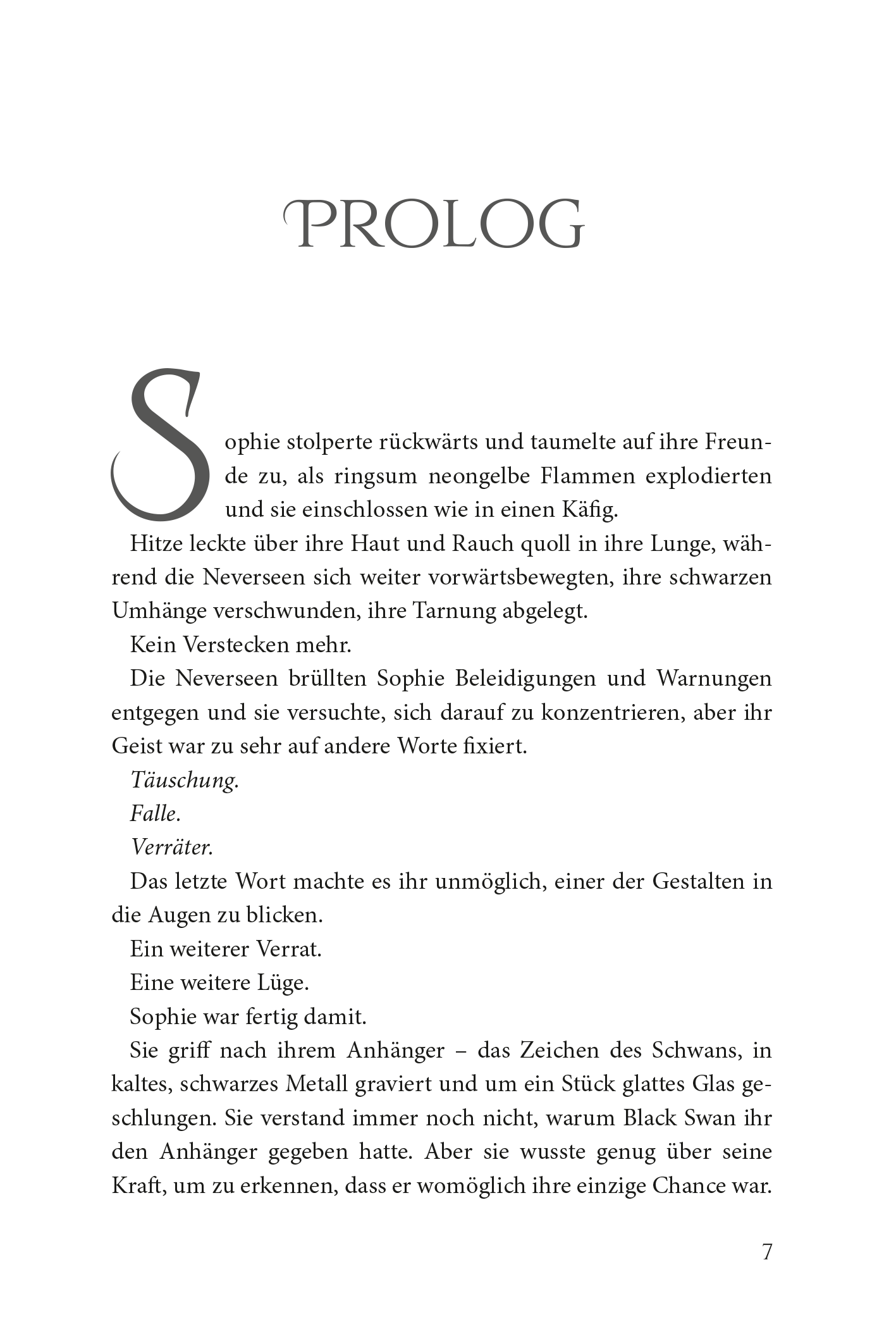 Gezeigt wird eine Innen- oder Zusatzansicht von „Keeper of the Lost Cities – Der Verrat“. Die Seite zeigt schwarz gedruckten Text auf weißem Hintergrund in einer gut lesbaren Serifenschrift, die in Absätze unterteilt ist.  Die Layoutgestaltung unterstützt die Lesbarkeit für alle Nutzer.