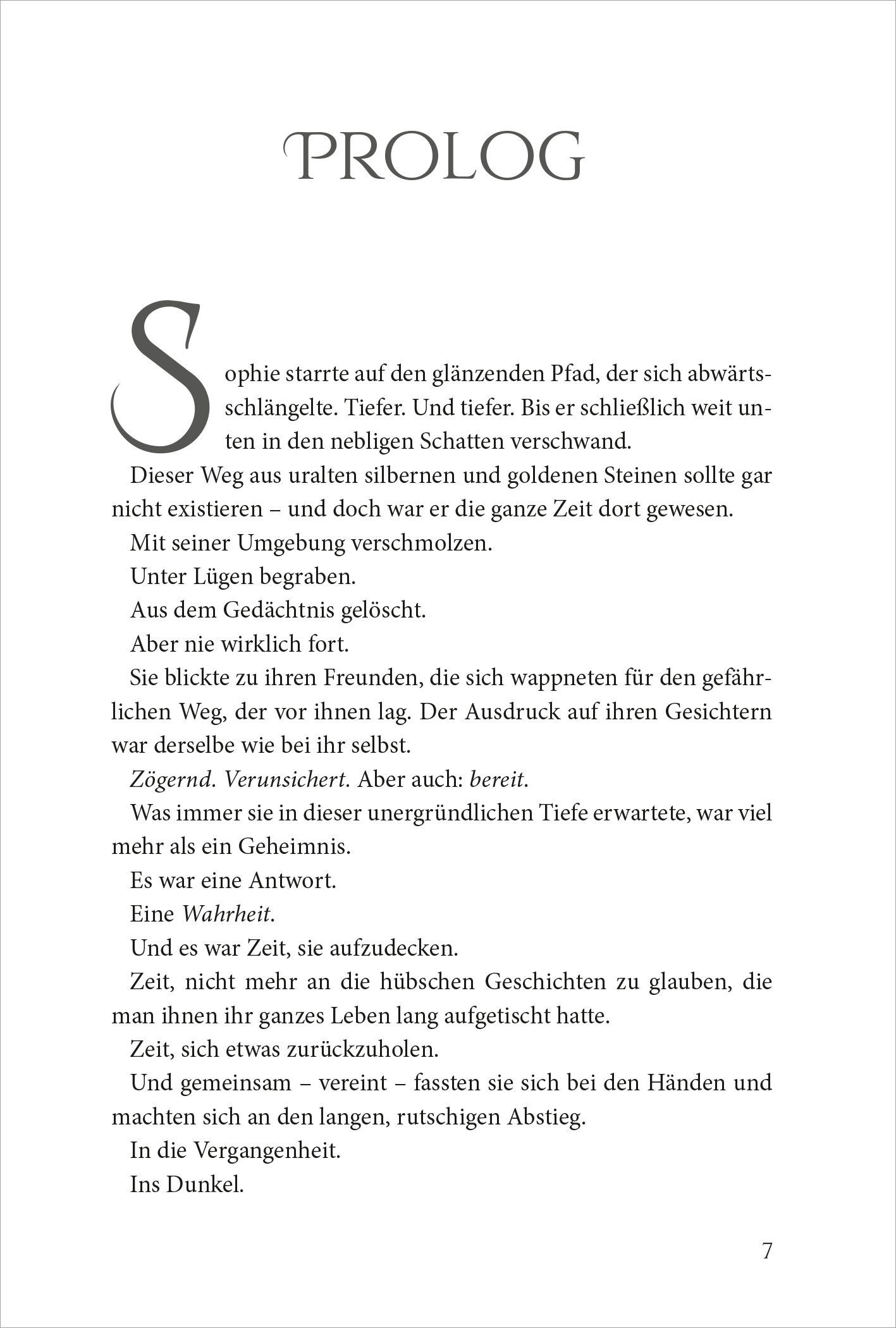 Gezeigt wird eine Innenansicht von „Keeper of the Lost Cities – Die Flut“. Der Fließtext ist in einer klaren Serifenschrift verfasst, gut lesbar und in schwarzer Farbe auf weißem Hintergrund.