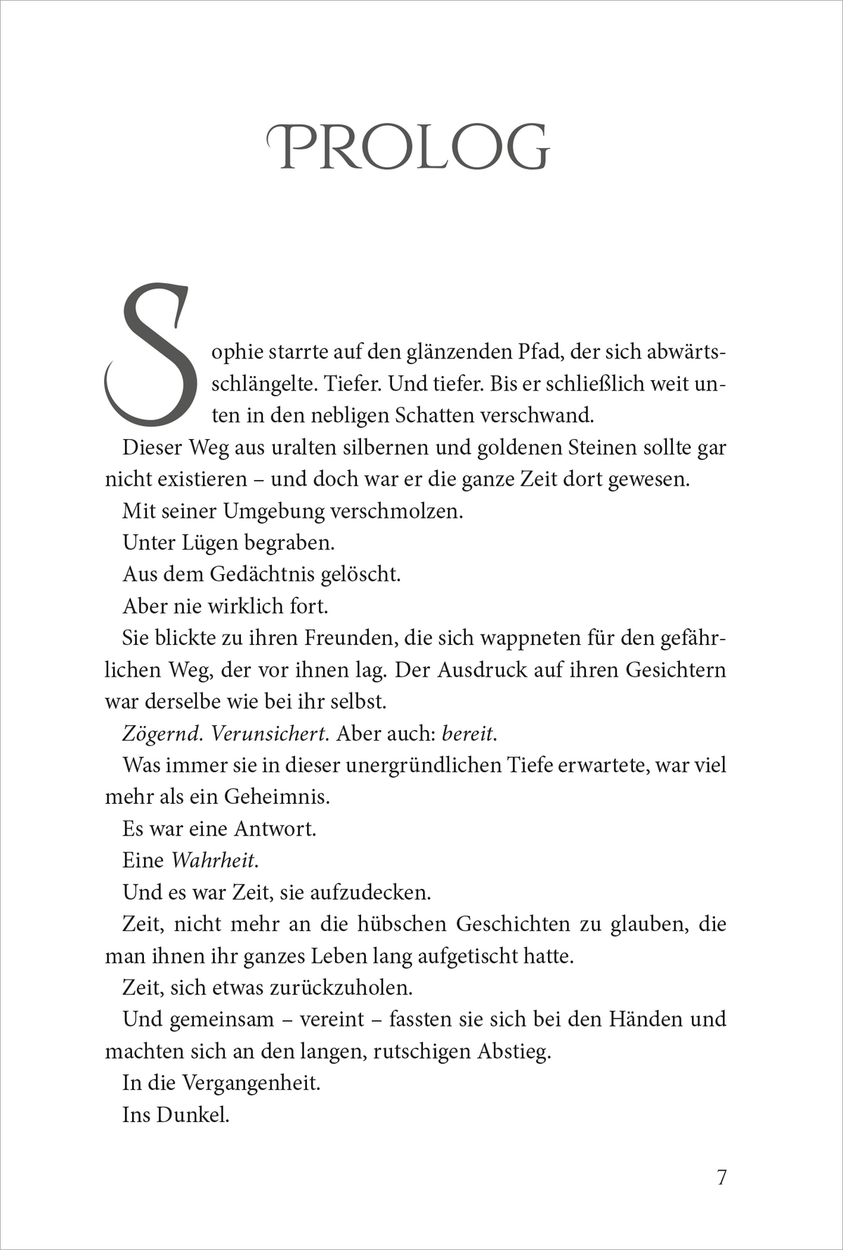 Gezeigt wird eine Innenansicht von „Keeper of the Lost Cities – Die Flut“. Der Fließtext ist in einer klaren Serifenschrift verfasst, gut lesbar und in schwarzer Farbe auf weißem Hintergrund.