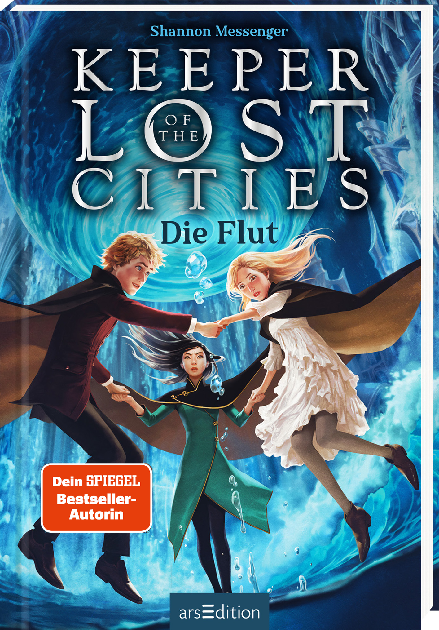 Das Cover von „Keeper of the Lost Cities: Die Flut“ zeigt drei zentrale Figuren in einem dynamischen, magischen Umfeld. Eine rote, schwarz-weiße Farbpalette kontrastiert mit leuchtenden blauen und grünen Elementen. Der Titel ist in großen, silbernen Buchstaben hervorgehoben, während Shannon Messengers Name oben platziert ist. Links befindet sich ein oranger Button mit dem Text „Dein SPIEGEL Bestseller-Autorin“. Ganz unten mittig steht der Logoschriftzug von arsEdition.