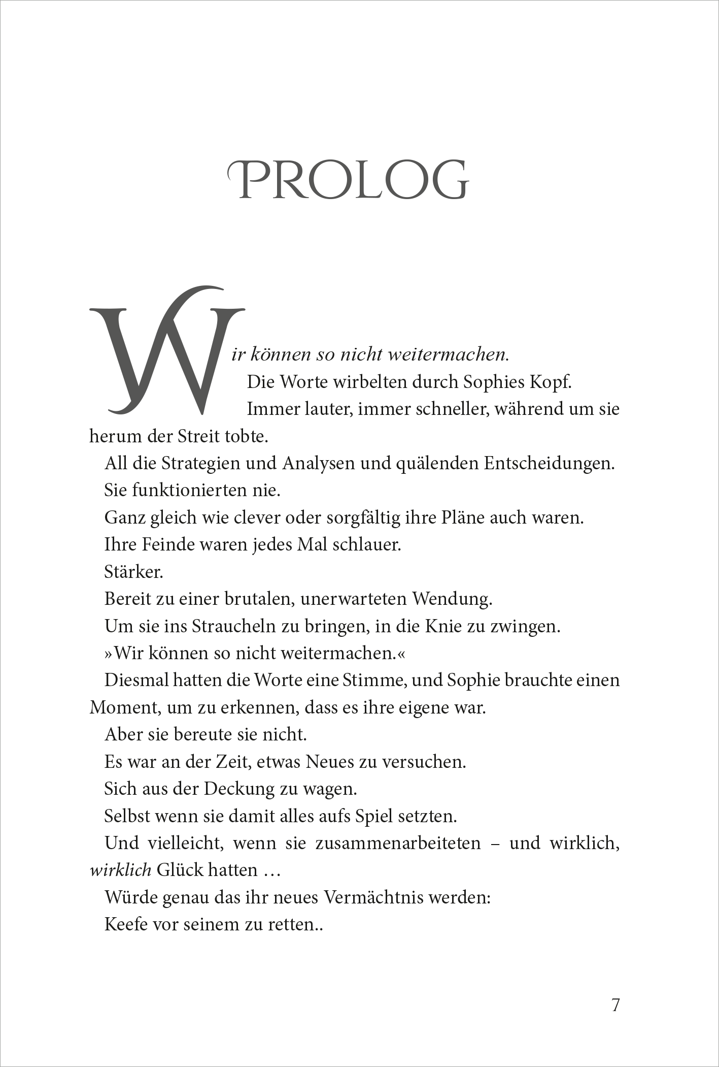 Gezeigt wird eine Innen- oder Zusatzansicht von „Keeper of the Lost Cities – Das Vermächtnis“. Der Haupttext ist in klarer, gut lesbarer Serifenschrift gesetzt. Die Farbgestaltung in Schwarz und Weiß gehalten, was die Lesbarkeit unterstützt.