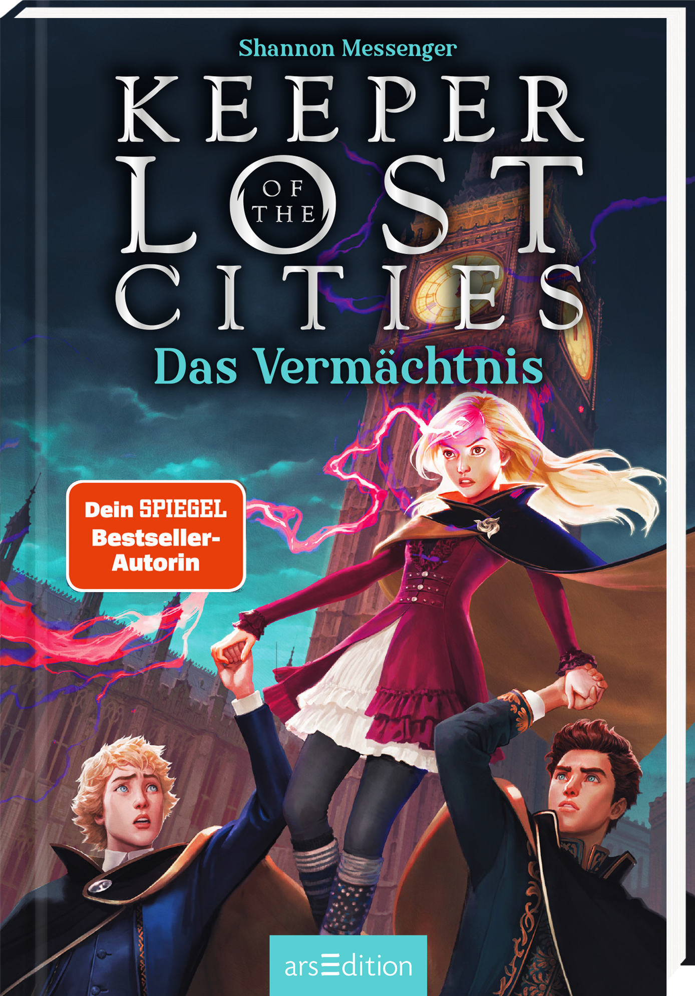 Das Buchcover zeigt die titelgebenden Charaktere aus „Keeper of the Lost Cities – Das Vermächtnis“ von Shannon Messenger. Zwei Jugendliche stehen im Vordergrund: Ein blondhaariger Junge blickt entschlossen, während ein Mädchen mit langen, glänzenden, blonden Haaren in einem eleganten, schwarzen Kleid nach vorn schaut. Der Hintergrund ist mystisch mit einem angedeuteten Schloss und bunten Lichtern. Oben in großen, weißen Buchstaben steht der Titel, während der...