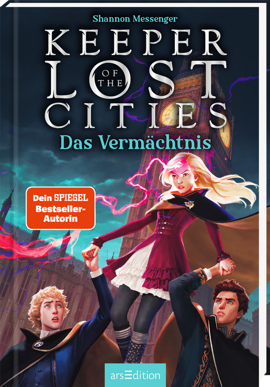 Das Buchcover zeigt die titelgebenden Charaktere aus „Keeper of the Lost Cities – Das Vermächtnis“ von Shannon Messenger. Zwei Jugendliche stehen im Vordergrund: Ein blondhaariger Junge blickt entschlossen, während ein Mädchen mit langen, glänzenden, blonden Haaren in einem eleganten, schwarzen Kleid nach vorn schaut. Der Hintergrund ist mystisch mit einem angedeuteten Schloss und bunten Lichtern. Oben in großen, weißen Buchstaben steht der Titel, während der...