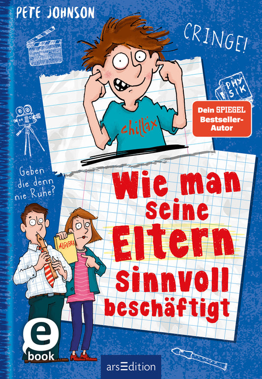 Das Cover zeigt einen blauen Hintergrund mit einem humorvollen, cartoonhaften Design. In der Mitte steht der Titel „Wie man seine Eltern sinnvoll beschäftigt“ in großen, roten Buchstaben. während rechts der Hinweis „Dein SPIEGEL-Bestseller-Autor“ zu sehen ist. Oben mittig ist ein Junge platziert, der grinst und sich die Ohren zuhält. Unten links stehen zwei Erwachsene. Der Mann spielt Blockflöte während die Frau ein Buch in der Hand hält. Oben rechts prangt ein "Dein Spiegel...