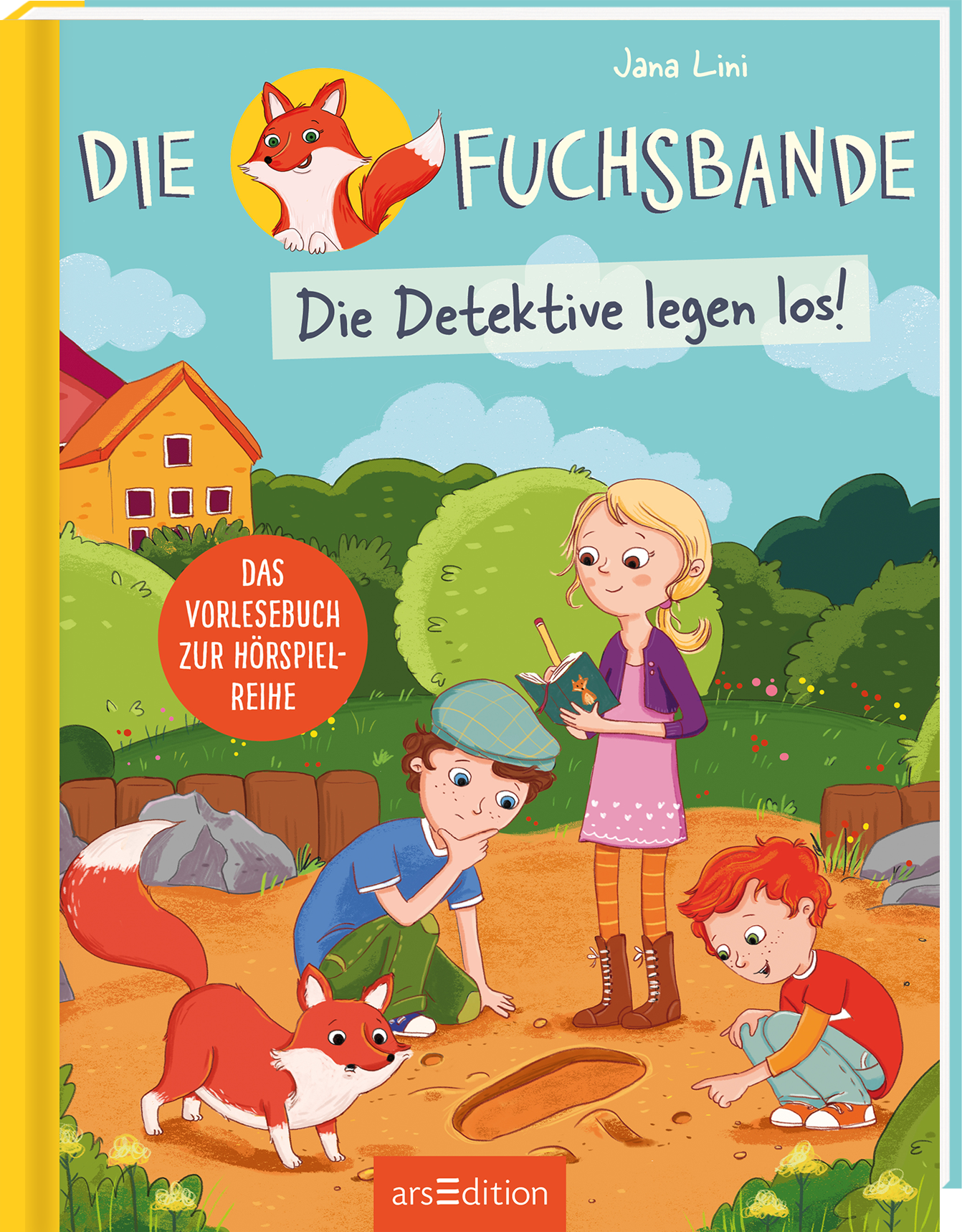 Auf dem Buchcover von „Die Fuchsbanden – Die Detektive legen los!“ von Jana Lini sehen wir eine freundliche Szene im Freien mit einem roten Fuchs, der im Vordergrund sitzt. Zwei Kinder, ein Junge in blauer Kleidung und ein Mädchen mit blonden Haaren in einem bunten Kleid, stehen interessiert bei einer Spur im Boden. Im Hintergrund sind ein gelbes Haus und grüne Bäume zu sehen. Der Titel ist in großen, verspielten Buchstaben in hellblau gehalten, während der Hinweis „Das Vorlesebuch...