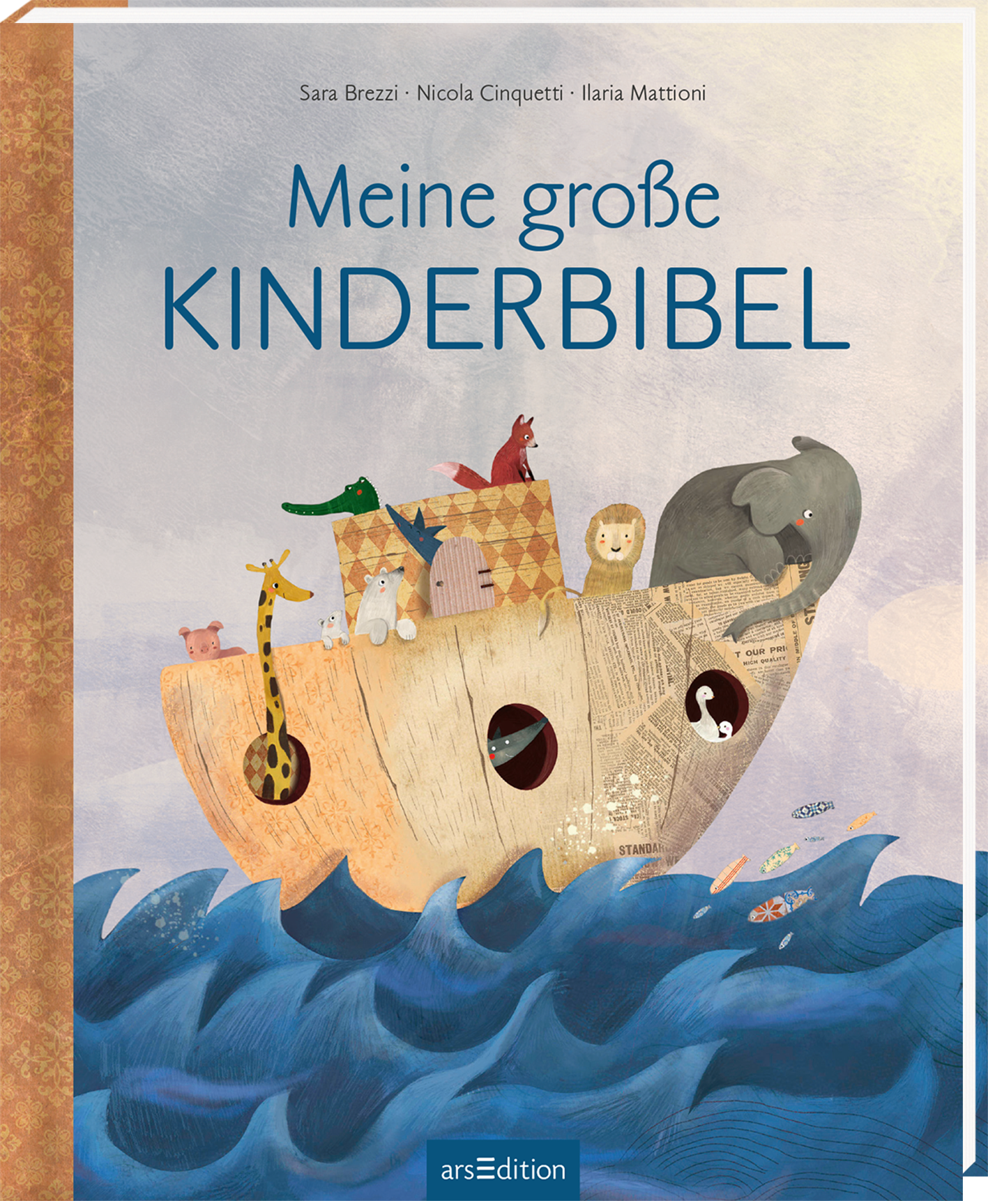 Auf dem Buchcover „Meine große KINDERBIBEL“ von Sara Brezzi, Nicola Cinquetti und Ilaria Mattioni ist ein buntes Schiff zu sehen, das mit verschiedenen Tieren, darunter ein Elefant und ein Pferd, besetzt ist. Es fährt durch stylisierte, blaue Wellen unter einem hellen Himmel. Die Schrift ist in großen, einladenden Buchstaben in einem sanften Blau gestaltet. Die Atmosphäre wirkt fröhlich und kindgerecht. Ganz unten mittig steht der Logoschriftzug von arsEdition.