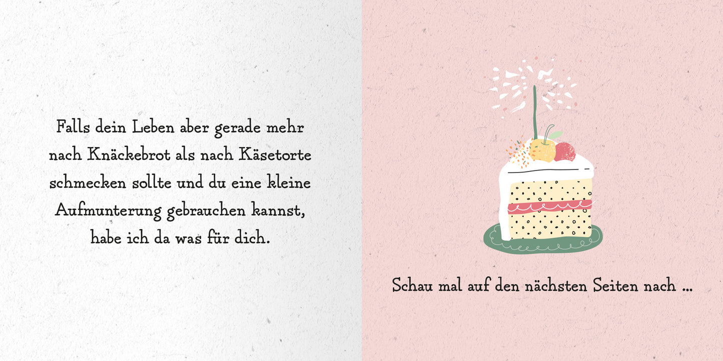 Gezeigt wird eine Innen- oder Zusatzansicht von „Das kleine Alles-wird-gut-Buch“. Die linke Seite enthält eine einladende, handschriftliche Schriftart auf einem weißen Hintergrund, die einen ermutigenden Text vermittelt. Auf der rechten Seite ist eine liebevoll illustrierte Torte in sanften Pastellfarben abgebildet, umgeben von zarten Blumen. Der Hintergrund ist in einem milden Rosa gehalten, was eine warme und freundliche Atmosphäre schafft.