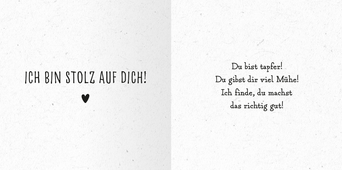 Gezeigt wird eine Innen- oder Zusatzansicht von „Das kleine Alles-wird-gut-Buch“. Auf der linken Seite steht in großer, schwarzer Schrift der Text „ICH BIN STOLZ AUF DICH!“ über einem kleinen Herzen. Die rechte Seite zeigt in einer verspielten, handschriftlichen Typografie die Ermutigung „Du bist tapfer! Du gibst dir viel Mühe! Ich finde, du machst das richtig gut!“. Der Hintergrund ist in einem sanften, hellen Farbton gehalten, was eine freundliche und einladende Atmosphäre...