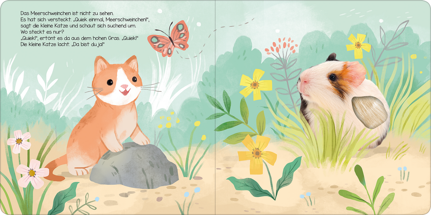 Gezeigt wird eine Innen- oder Zusatzansicht von „Hör mal, kleine Katze!“. Die Illustration zeigt eine freundliche Katzenfigur in Orangetönen, die auf einem grauen Stein sitzt. Neben ihr fliegt ein roter Schmetterling, umgeben von bunten, gelben Blumen und grünen Pflanzen. Auf der rechten Seite ist ein Meerschweinchen mit einem sanften Gesichtsausdruck in einem natürlichen Umfeld dargestellt. Der Hintergrund ist hellgrün und schafft eine fröhliche, einladende Atmosphäre. Die Schrift...