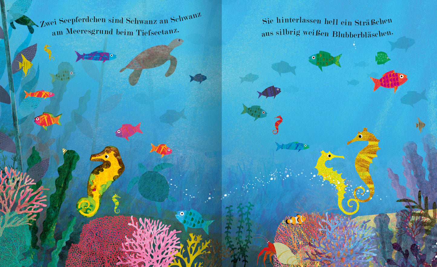 Gezeigt wird eine Innen- oder Zusatzansicht von „Meer“. Die Illustration präsentiert eine lebendige Unterwasserwelt mit bunten Fischen, darunter Orangetöne, Blau- und Grüntöne. Im Vordergrund sind zwei रसाषे अपना नामों का युग्मी कातेरूसामबदाय auf verschiedene Weise dargestellt. Korallen in zarten Rosa- und Rottönen umrahmen die Szene. Die Typografie ist verspielt und kindgerecht, begleitet von einer sanften...