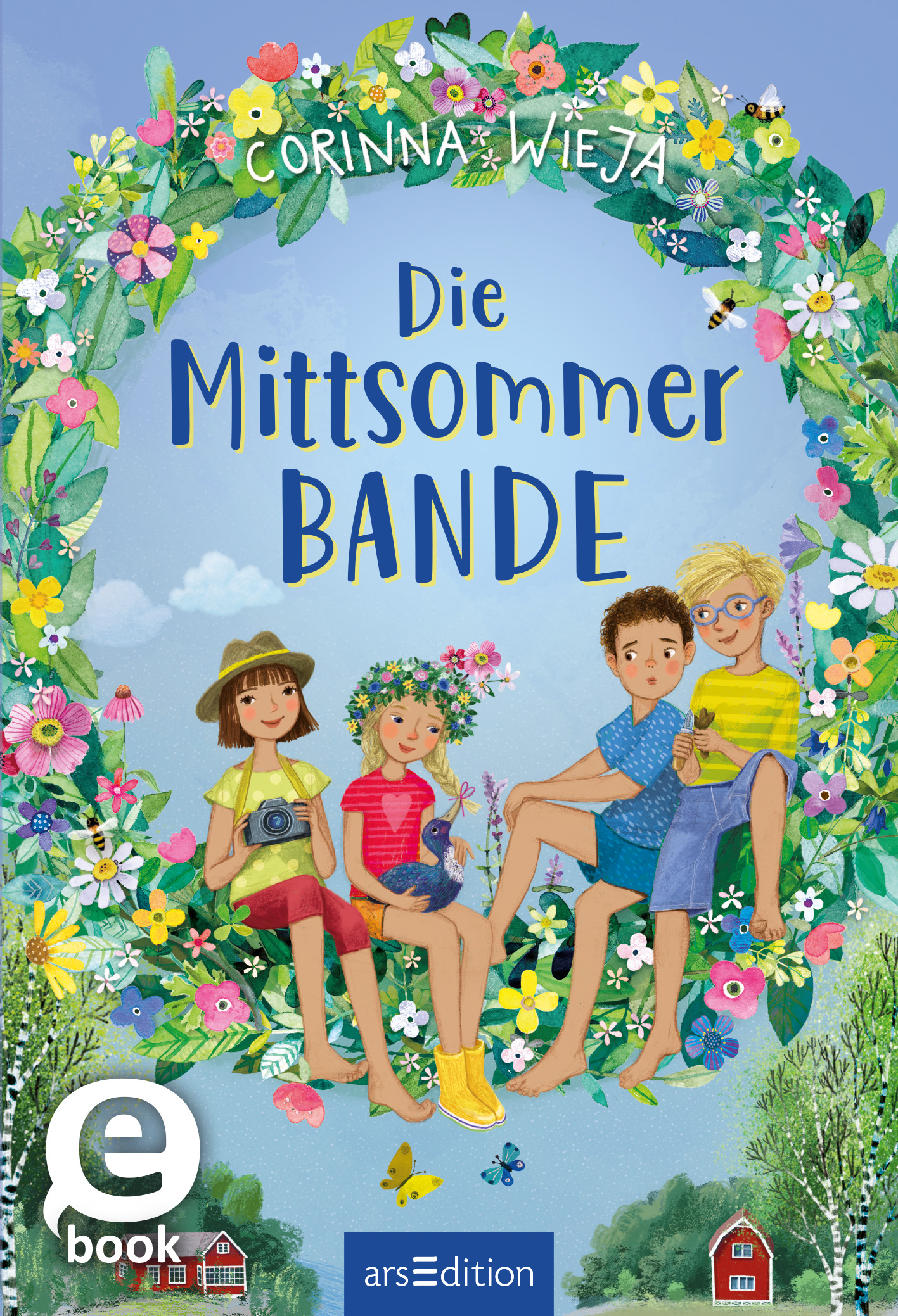 Das Cover zeigt eine farbenfrohe Illustration mit einer blühenden Blumenkranz, der die Worte „Die Mittsommer Bände“ umrahmt. In lebhaften Farben sind vier Kinder dargestellt, die fröhlich miteinander interagieren. Sie tragen lässige Kleidung und halten diverse Requisiten, wie eine Kamera und ein Notizbuch. Die Atmosphäre ist sommerlich und unbeschwert. Oben links steht der Name der Autorin „Corinna Wieja“. Ganz unten mittig steht der Logoschriftzug von arsEdition.