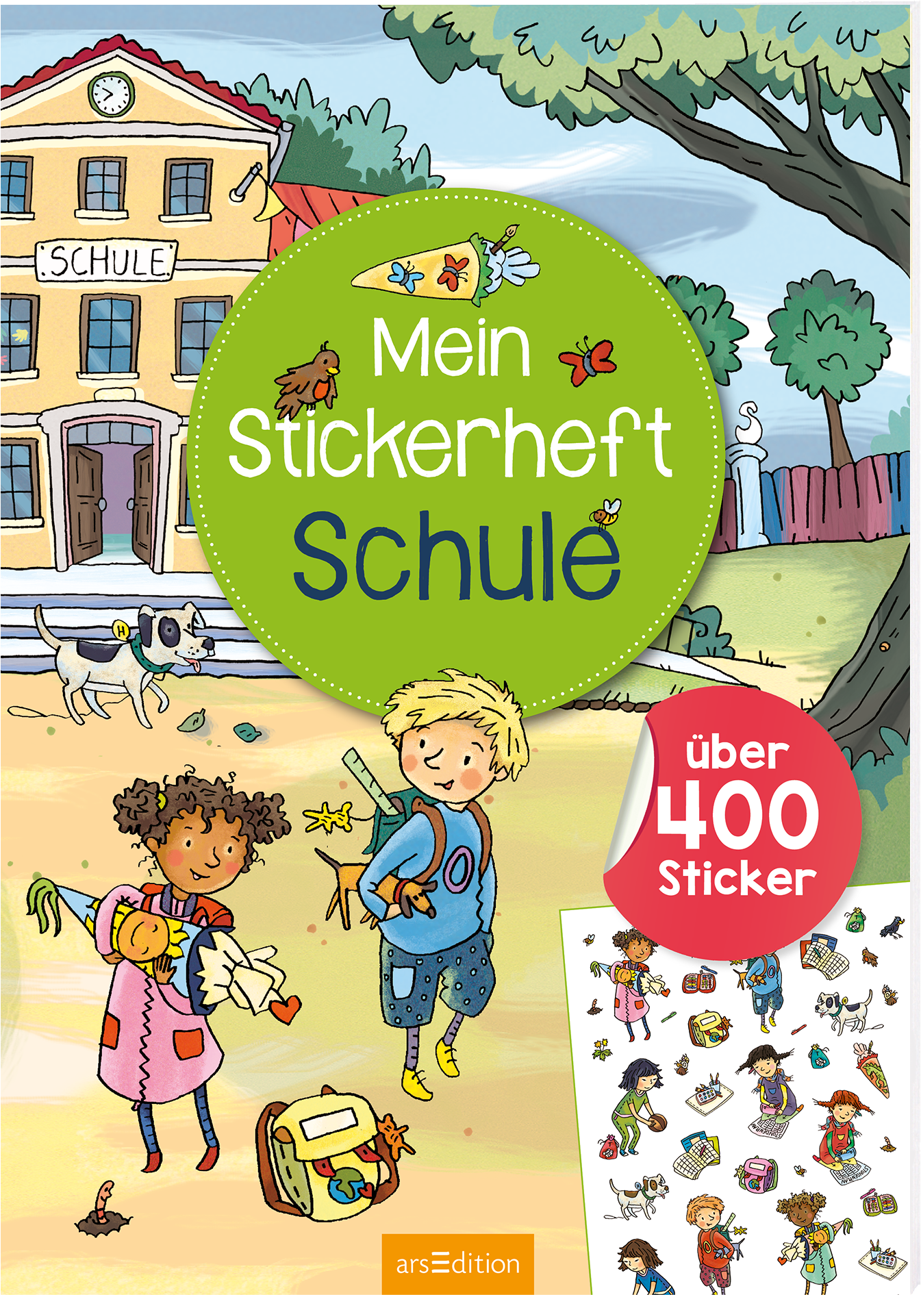 Das Buchcover zeigt eine bunte, freundliche Schulszene. Im Vordergrund spielen Kinder, eines in blauer Kleidung mit einer gelben Mütze. Im Hintergrund steht ein rot-gelbes Schulgebäude mit der Aufschrift „SCHULE“. Der Titel „Mein Stickerheft Schule“ ist in einer großen, grün umrandeten Schrift platziert. Unten rechts befindet sich ein roter Kreis mit dem Text „über 400 Sticker“. Ganz unten mittig steht der Logoschriftzug von arsEdition.