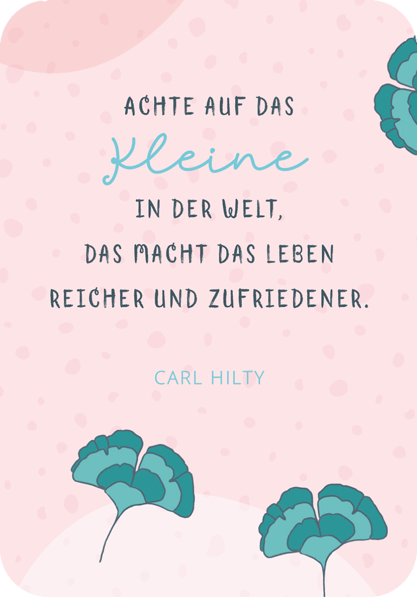Gezeigt wird eine Innen- oder Zusatzansicht von „Segenswünsche zur Erstkommunion“. Der Hintergrund ist in sanften Rosatönen gehalten. In der Mitte befindet sich ein Zitat von Carl Hilty, das in einer Mischung aus geschwungener, blauer Schrift und klarer, schwarzer Schriftart gestaltet ist. Unter dem Zitat sind dekorative, stilisierte Blätter in verschiedenen Blaugrün-Nuancen dargestellt, die harmonisch die positive Botschaft unterstreichen.