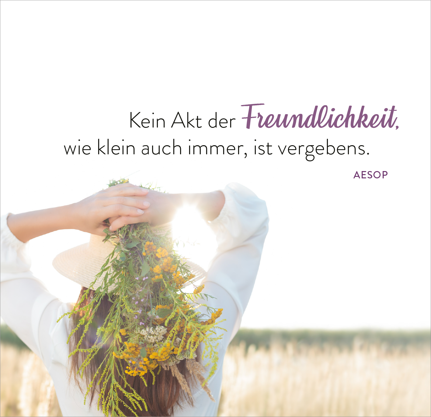 Gezeigt wird eine Innen- oder Zusatzansicht von „365 Wege, dir alles Gute zu wünschen“. Der Hintergrund ist hell und sanft, während eine Frau mit geflochtenem Blumenkranz dem Betrachter den Rücken zuwendet. Der zentrale, in geschwungener, lila Schrift dargestellte Text lautet: „Kein Akt der Freundlichkeit, wie klein auch immer, ist vergeben.“ Darunter steht in schlichter Schrift „AESOP“. Die Farben vermitteln eine ruhige und einladende Atmosphäre.