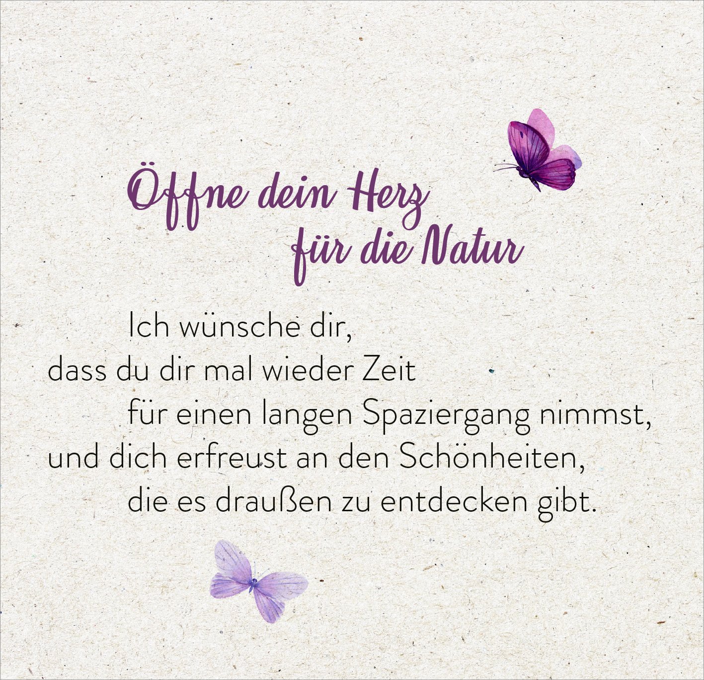 Gezeigt wird eine Innen- oder Zusatzansicht von „365 Wege, dir alles Gute zu wünschen“. Der Hintergrund ist in einem sanften, natürlichen Beige gehalten, während die Schrift in einer eleganten, lila Typografie die Einladung „Öffne dein Herz für die Natur“ prominent platziert. Darunter folgt in einer klaren, lesbaren Schrift die Botschaft. Zarte, lila Schmetterlinge rahmen den Text und verleihen der Seite eine verspielte, fröhliche Note.