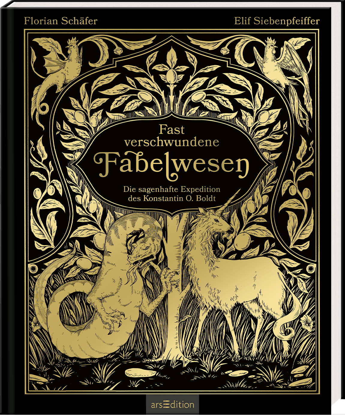 Das Buchcover zeigt einen eleganten schwarzen Hintergrund, auf dem goldene Illustrationen von Fabelwesen und einer üppigen Pflanzenornamentik prangen. In der Mitte steht der Titel „Fast verschwundene Fabelwesen“ in kunstvoller, geschwungener Schrift. Darunter ist der Untertitel „Die sagenhafte Expedition des Konstantin O. Boldt“ in klarerer Schrift. Am oberen Rand sind die Namen der Autoren Florian Schäfer und Elif Siebenpfeiffer platziert. Ganz unten mittig steht der Logoschriftzug...