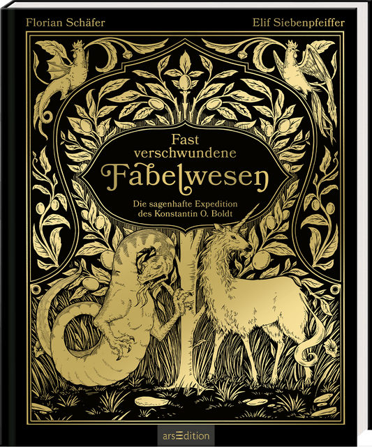 Das Buchcover zeigt einen eleganten schwarzen Hintergrund, auf dem goldene Illustrationen von Fabelwesen und einer üppigen Pflanzenornamentik prangen. In der Mitte steht der Titel „Fast verschwundene Fabelwesen“ in kunstvoller, geschwungener Schrift. Darunter ist der Untertitel „Die sagenhafte Expedition des Konstantin O. Boldt“ in klarerer Schrift. Am oberen Rand sind die Namen der Autoren Florian Schäfer und Elif Siebenpfeiffer platziert. Ganz unten mittig steht der Logoschriftzug...