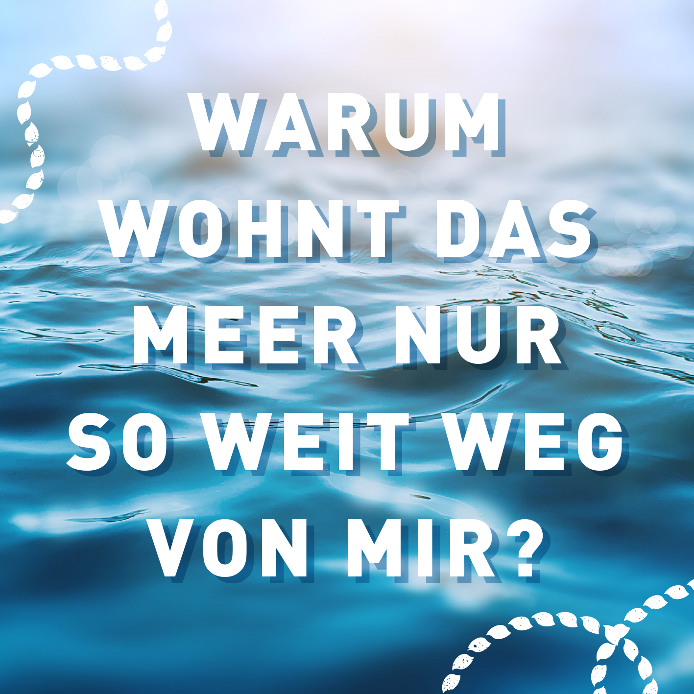 Gezeigt wird eine Innen- oder Zusatzansicht von „Kein Meer ist auch keine Lösung“. Im Fokus steht der Titel in großen, weißen Buchstaben, die vor einem sanften Wasserhintergrund leuchten. Der Text „WARUM WOHNT DAS MEER NUR SO WEIT WEG VON MIR?“ vermittelt eine Frage und zieht die Aufmerksamkeit auf sich. Ein dekorativer Seilverlauf umrahmt die Schrift, während die blauen und aquamarinfarbenen Wassertöne eine ruhige, tiefenentspannte Stimmung erzeugen. Die Typografie ist modern und...