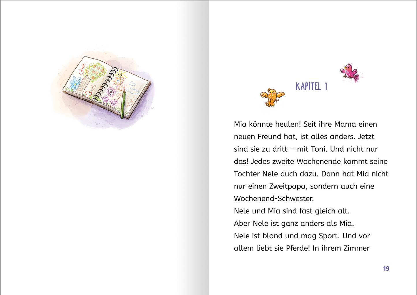 Gezeigt wird eine Innenansicht von „Zauberponys“. Auf der linken Seite ist ein offenes, illustriertes Tagebuch mit bunten Zeichnungen, darunter Blumen und Schmetterlinge, zu sehen. Die rechte Seite enthält den Text des ersten Kapitels in klarer, gut lesbarer Schrift. Die Kapitelüberschrift „KAPITEL 1“ ist in einer verspielten, lila Schriftart gestaltet, während der Fließtext in schwarzer Schrift verfasst ist. Die Seiten wirken hell und freundlich, passend zum Thema des Buches.