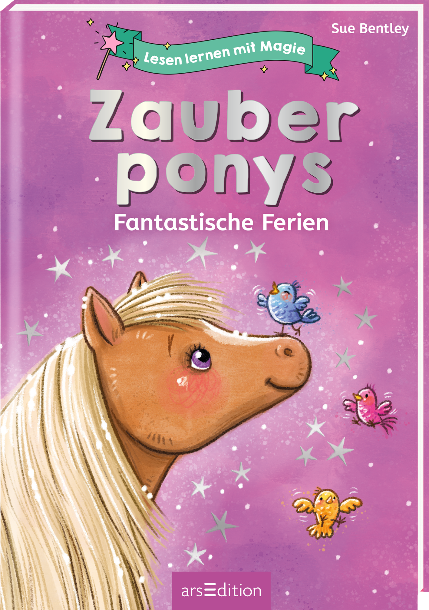 Das Cover zeigt ein freundliches Pony in sanften Braun- und Beigetönen, umgeben von bunten, fliegenden Vögeln in Blau und Gelb. Der Hintergrund ist in einem zarten Pink mit glitzernden Sternen gestaltet. Der Titel „Zauberponys“ ist in großen, verspielten Buchstaben in Weiß und Lila gehalten, darunter steht in kleinerer Schrift „Fantastische Ferien“. Oben links befindet sich ein Banner mit der Aufschrift „Lesen lernen mit Magie“. Ganz unten mittig steht der Logoschriftzug von...