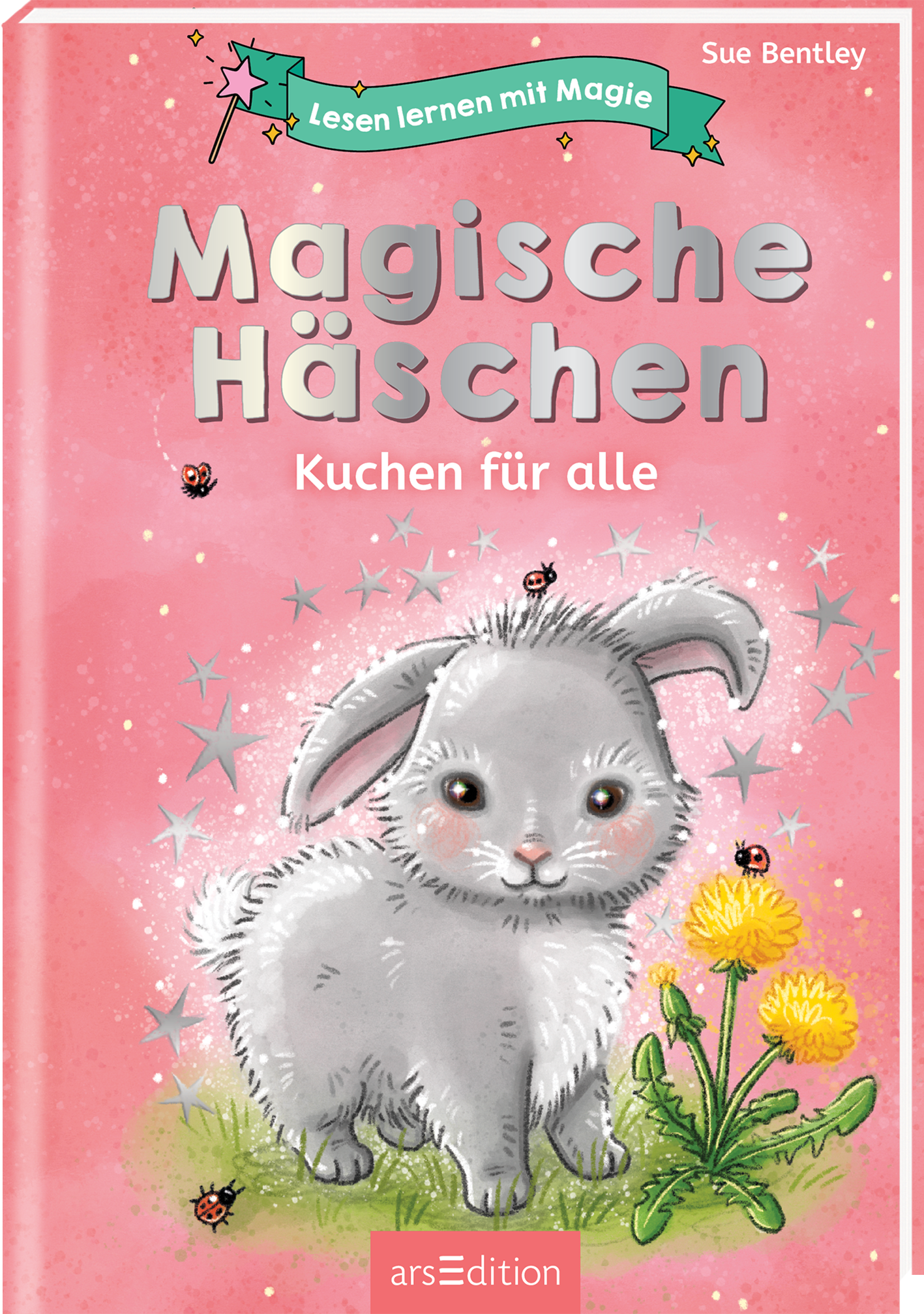 Auf einem zarten rosa Hintergrund ist ein niedliches, graues Hasenbaby abgebildet, das neugierig zur Seite schaut. Umgeben von gelben Löwenzahnblüten und kleinen Insekten, strahlt es eine freundliche und verspielte Atmosphäre aus. Der Titel „Magische Häschens“ ist groß und in hellen, verspielten Buchstaben gestaltet, während darunter „Kuchen für alle“ in einer kleineren, klaren Schrift steht. Oben links befindet sich ein Banner mit der Aufschrift „Lesen lernen mit Magie“....