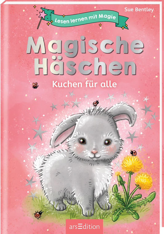 Auf einem zarten rosa Hintergrund ist ein niedliches, graues Hasenbaby abgebildet, das neugierig zur Seite schaut. Umgeben von gelben Löwenzahnblüten und kleinen Insekten, strahlt es eine freundliche und verspielte Atmosphäre aus. Der Titel „Magische Häschens“ ist groß und in hellen, verspielten Buchstaben gestaltet, während darunter „Kuchen für alle“ in einer kleineren, klaren Schrift steht. Oben links befindet sich ein Banner mit der Aufschrift „Lesen lernen mit Magie“....