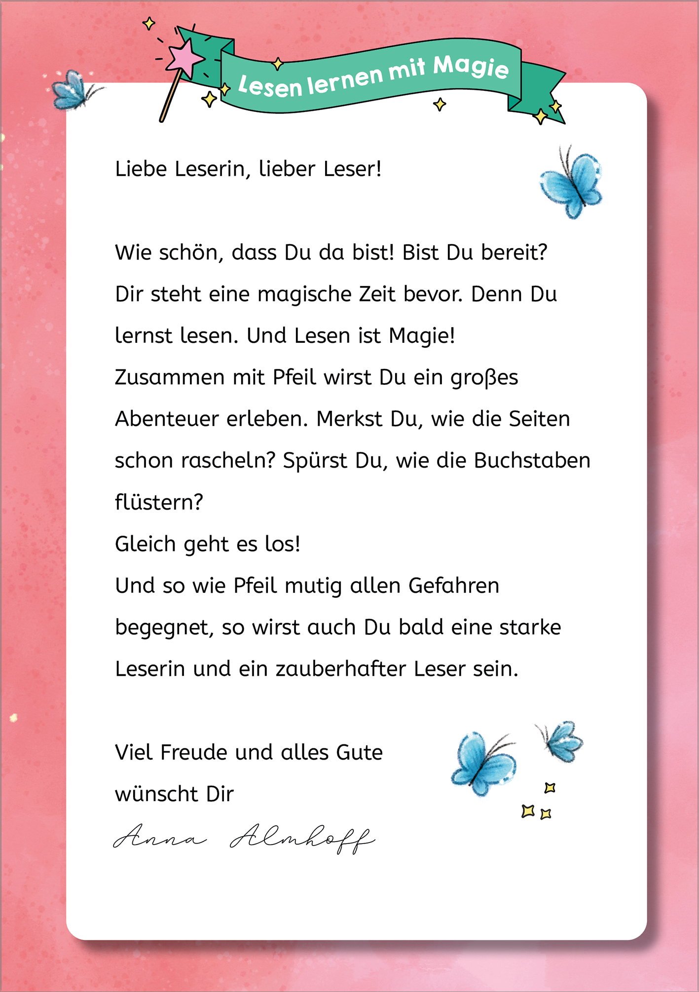 Gezeigt wird eine Innen- oder Zusatzansicht von „Magische Häschen“. Der Hintergrund ist in sanften Rosa-Tönen gehalten, während am oberen Rand ein grünes Banner mit der Aufschrift „Lesen lernen mit Magie“ prangt. Die Schrift ist klar und kindgerecht, die wichtigsten Passagen heben sich durch eine größere Schriftgröße hervor. Um das Textfeld schwirren zarte, blaue Schmetterlinge, die den Spielraum bereichern und eine freundliche, einladende Atmosphäre schaffen.