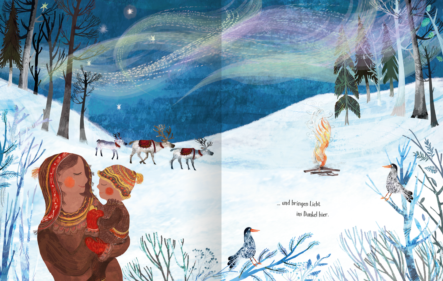 Gezeigt wird eine Innen- oder Zusatzansicht von „Das Nordlichtwunder“. Die Szene zeigt eine winterliche Landschaft mit Schnee, dunkelblauen und türkisfarbenen Himmelshorizonten, die von zarten, bunten Nordlichtern durchzogen sind. Im Vordergrund umarmt eine Mutter ihr Kind, beide in warmen, rot und braun gehaltenen Mänteln. Im Hintergrund sind Rentiere und ein Lagerfeuer zu sehen, während Pflanzen und Vögel die Szenerie lebendig machen. Die Schrift ist klar und gut lesbar, harmonierend...
