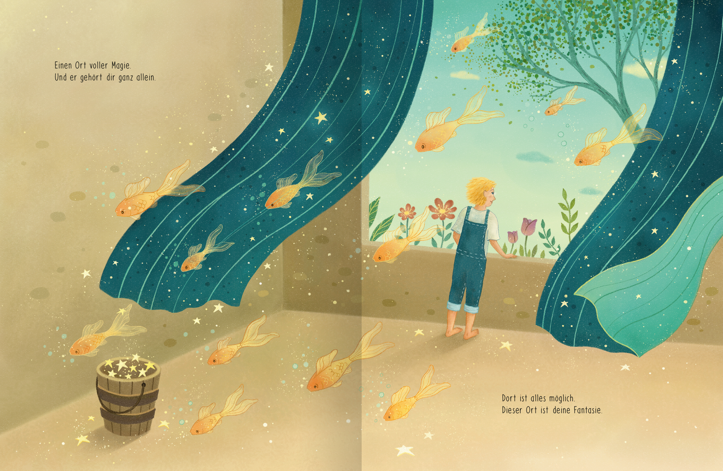 Gezeigt wird eine Innen- oder Zusatzansicht von „Du bist deine Fantasie“. Die Illustration zeigt einen Jungen mit blonden Haaren, der in einem Raum steht und durch einen Vorhang mit leuchtend blauen und grünen Farben blickt. Um ihn schwimmen orangefarbene Fische, während der Boden mit goldenen Sternen und einem Holzfass dekoriert ist. Im Hintergrund sind Blumen und ein Baum zu sehen. Die sanfte, verspielte Typografie wird von den Bildern umrahmt und vermittelt ein Gefühl von Magie und...