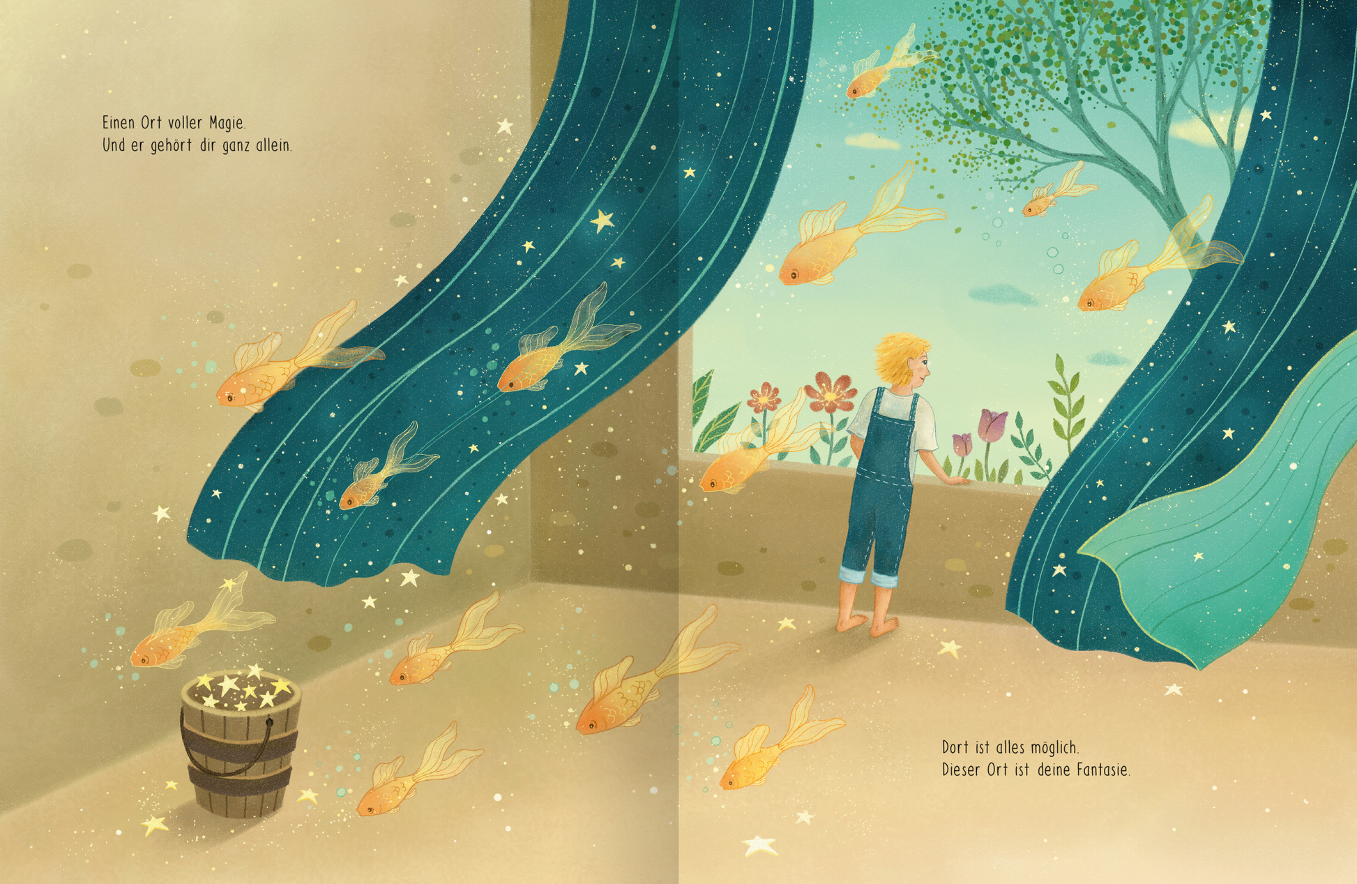 Gezeigt wird eine Innen- oder Zusatzansicht von „Du bist deine Fantasie“. Die Illustration zeigt einen Jungen mit blonden Haaren, der in einem Raum steht und durch einen Vorhang mit leuchtend blauen und grünen Farben blickt. Um ihn schwimmen orangefarbene Fische, während der Boden mit goldenen Sternen und einem Holzfass dekoriert ist. Im Hintergrund sind Blumen und ein Baum zu sehen. Die sanfte, verspielte Typografie wird von den Bildern umrahmt und vermittelt ein Gefühl von Magie und...