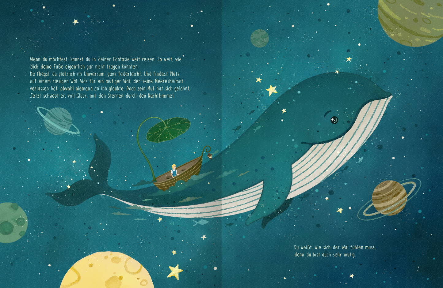 Gezeigt wird eine Innen- oder Zusatzansicht von „Du bist deine Fantasie“. Die Illustration zeigt einen majestätischen Wal, der durch den Weltraum schwimmt, umgeben von Planeten und Sternen. Der Wal hat eine leuchtend blaue Farbe und auf seinem Rücken sitzt eine kleine Figur in einem Boot. Die Farbpalette ist überwiegend in tiefen Blau- und Grüntönen gehalten, ergänzt durch helle Akzente von Gelb und Weiß. Die Schrift ist verspielt und gut lesbar, unterstützt die fantasievolle...