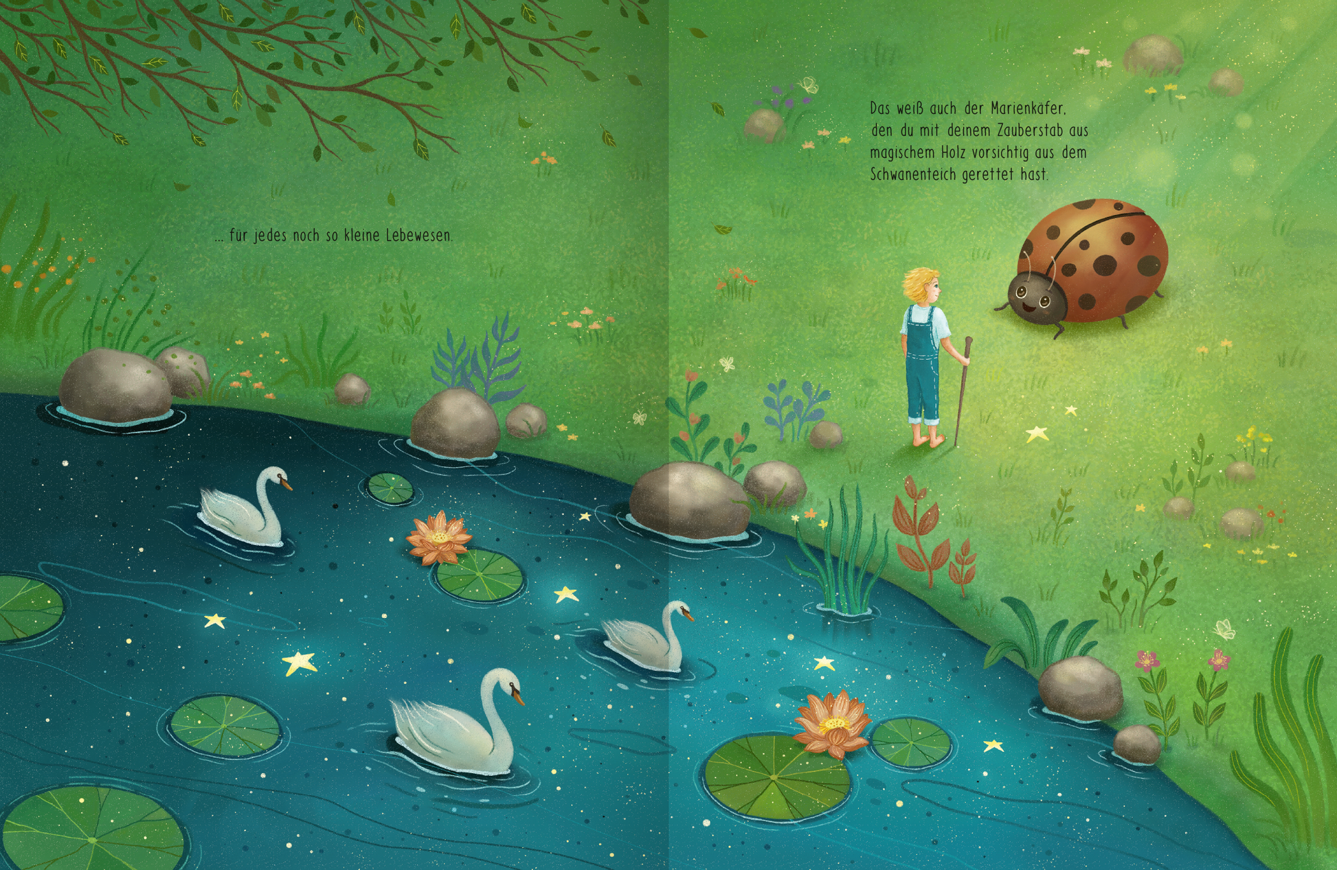 Gezeigt wird eine Innen- oder Zusatzansicht von „Du bist deine Fantasie“. Die Szene präsentiert einen kleinen Jungen, der fasziniert vor einem großen Marienkäfer steht. Links ist ein blauer Teich mit Schwänen und Seerosen abgebildet, während rechts eine grüne Wiese mit bunten Pflanzen und Steinen zu sehen ist. Die typografischen Elemente sind freundlich und gut lesbar, mit einer Mischung aus sanften Pastelltönen, die eine fröhliche Atmosphäre schaffen.