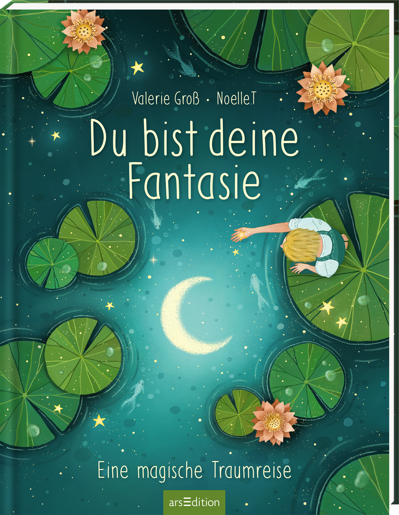 Das Buchcover zeigt eine träumerische, nächtliche Szene mit einer sanften grünen Teichlandschaft, in der Wasserlilien schwimmen. In der Mitte leuchtet ein heller Halbmond, umgeben von funkelnden Sternen. Eine blonde Figur mit blauer Bluse sitzt an der Teichkante und streckt eine Hand in die sanften Wellen. Der Titel „Du bist deine Fantasie“ ist in geschwungener, weißer Schrift platziert, darunter der Untertitel „Eine magische Traumreise“. Oben rechts ist der Name der Autorinnen,...