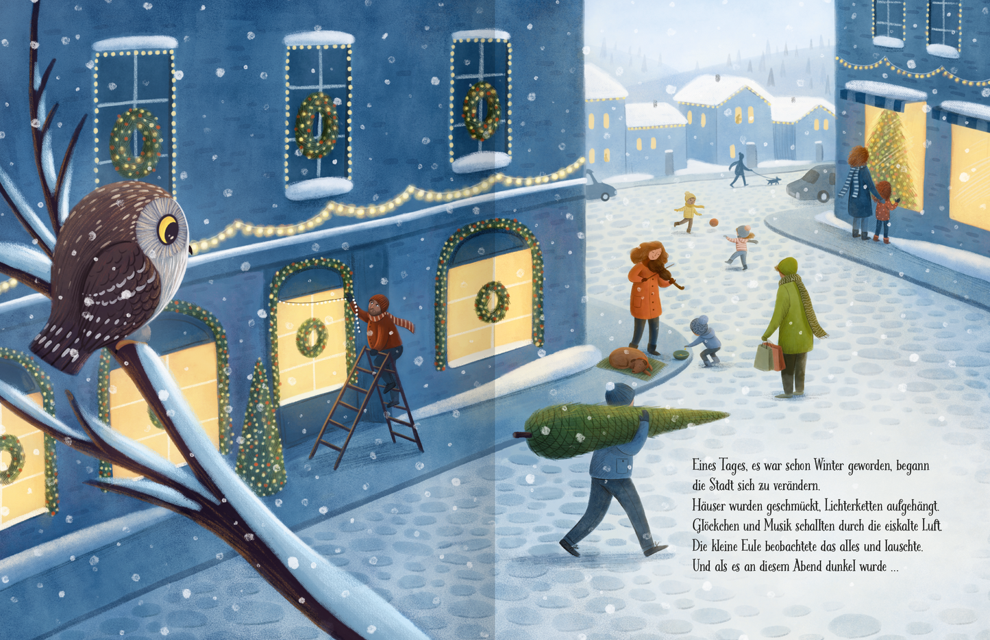 Gezeigt wird eine Innen- oder Zusatzansicht von „Die kleine Weihnachtseule“. Die Illustration zeigt eine winterliche Stadtansicht mit schneebedeckten Straßen. Die Häuser sind in sanften Blautönen gehalten, geschmückt mit grünen Türkränzen und warmem Licht aus den Fenstern. Menschen sind in verschiedenen Farben, wie Orange und Grün, dargestellt, während sie Weihnachtsvorbereitungen treffen. Eine kleine Eule beobachtet die Szene von einem Ast aus. Der Text ist in freundlicher, gut...