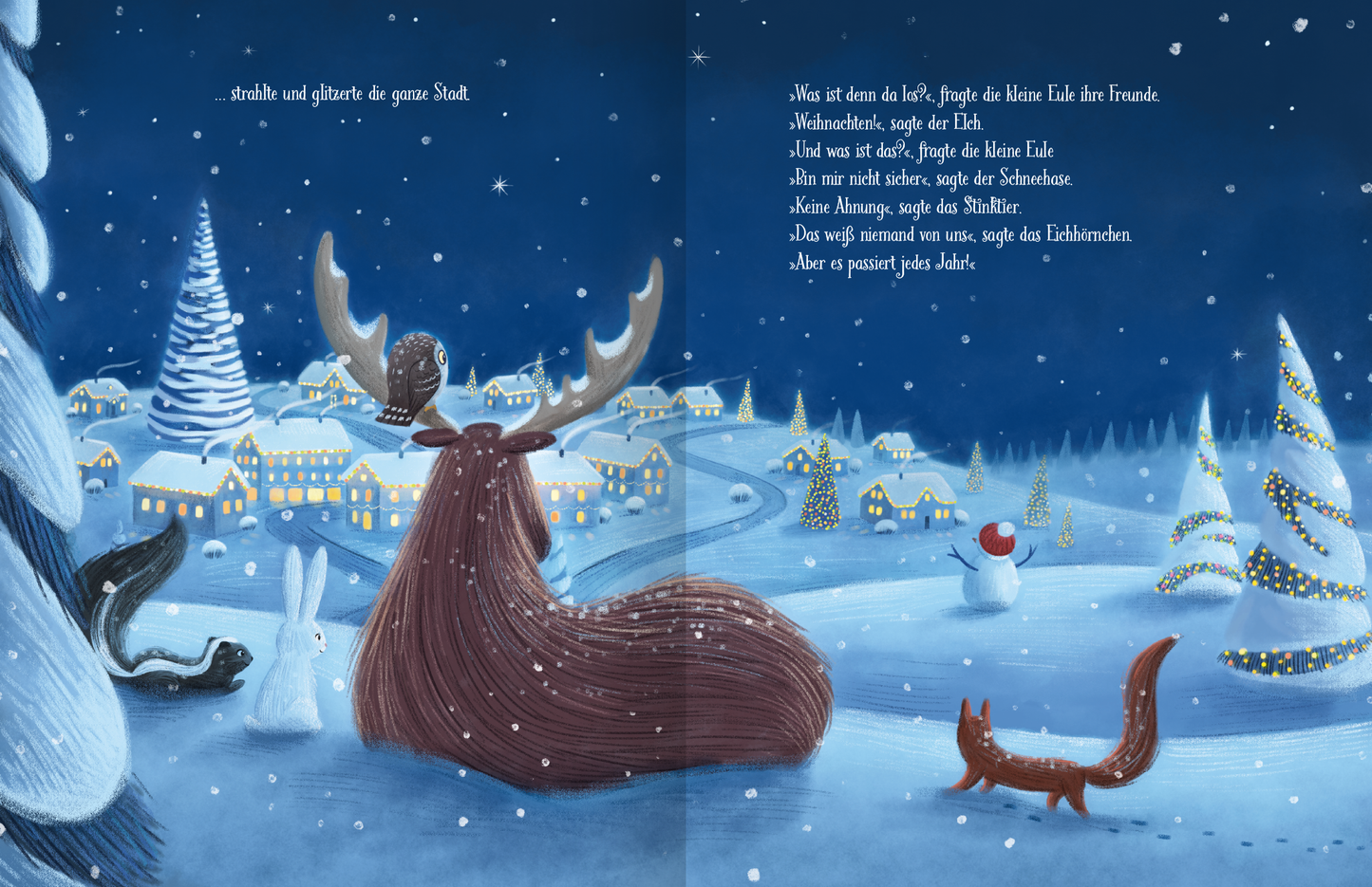 Gezeigt wird eine Innen- oder Zusatzansicht von „Die kleine Weihnachtseule“. Die Illustration zeigt eine winterliche Landschaft unter einem tiefblauen Himmel, bedeckt mit Schnee und sanften Schneeflocken. Im Vordergrund sitzen ein Reh mit großen, geschwungenen Geweihen, ein Hase, ein Eichhörnchen und eine kleine Eule, die auf eine Stadt mit bunten, beleuchteten Häusern und einem verschneiten Tannenbaum blicken. Der Text ist in verspielter, kindgerechter Schriftart platziert, die das...