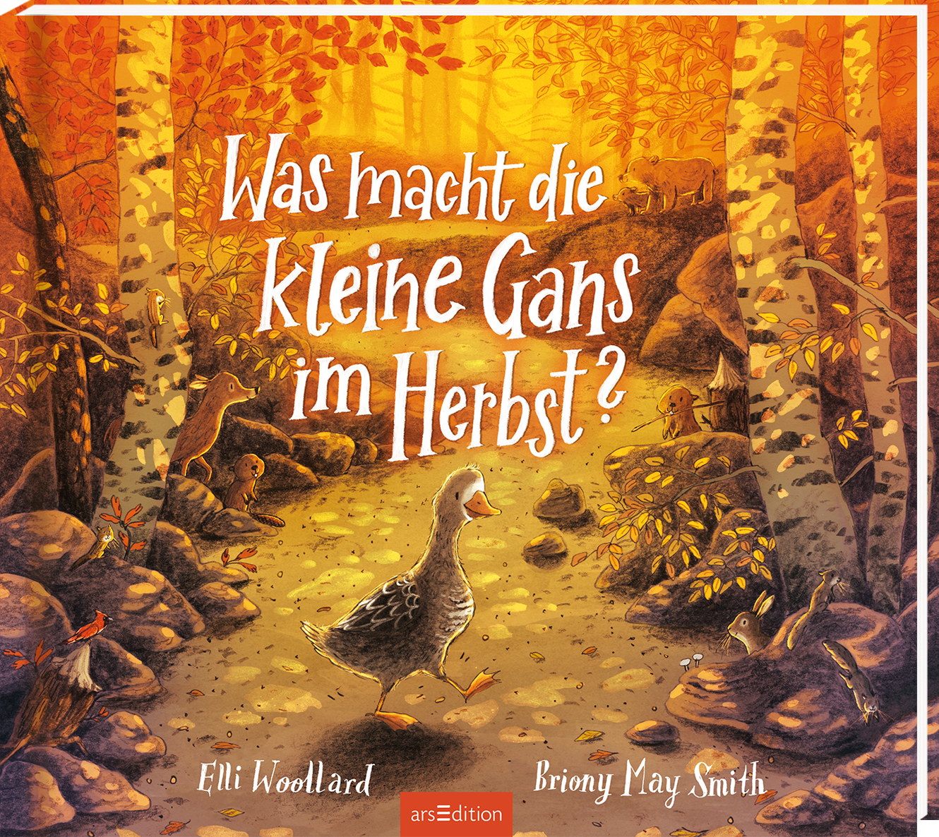 Das Buchcover zeigt eine herbstliche Waldlandschaft in warmen Orangen- und Gelbtönen. Im Vordergrund steht eine kleine Gans auf einem schmalen Pfad, umgeben von bunten Laubblättern und kleinen Tieren. Der Titel „Was macht die kleine Gans im Herbst?“ ist in verspielter, weißer Schrift oberhalb der Gans platziert. Unten links sind die Autorennamen Elli Woollard und Briony May Smith abgebildet. Ganz unten mittig steht der Logoschriftzug von arsEdition.