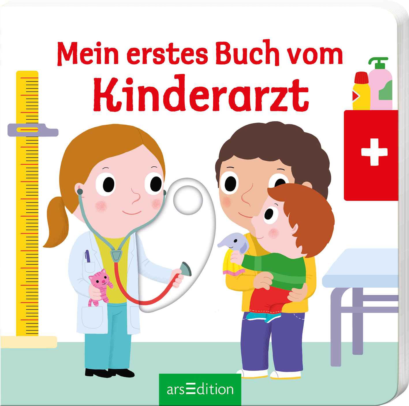 Das Buchcover zeigt eine fröhliche Kinderärztin mit Stethoskop, die ein Kind untersucht. Sie hat lange, braune Haare und trägt ein weißes Kittel. Neben ihr steht ein Junge, der ein kleines, besorgtes Kind mit einem Vogel in den Armen hält. Die dominante Schriftfarbe ist Rot, die den Titel „Mein erstes Buch vom Kinderarzt“ umrahmt. Im Hintergrund sind medizinische Symbole sowie ein Maßstab dargestellt. Ganz unten mittig steht der Logoschriftzug von arsEdition.