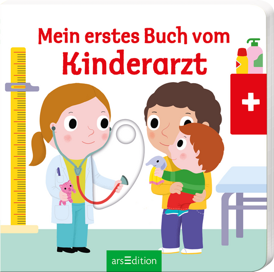 Das Buchcover zeigt eine fröhliche Kinderärztin mit Stethoskop, die ein Kind untersucht. Sie hat lange, braune Haare und trägt ein weißes Kittel. Neben ihr steht ein Junge, der ein kleines, besorgtes Kind mit einem Vogel in den Armen hält. Die dominante Schriftfarbe ist Rot, die den Titel „Mein erstes Buch vom Kinderarzt“ umrahmt. Im Hintergrund sind medizinische Symbole sowie ein Maßstab dargestellt. Ganz unten mittig steht der Logoschriftzug von arsEdition.